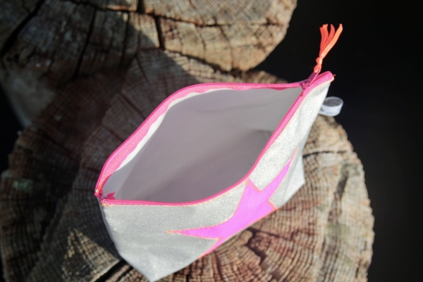 wasserdichte Airtexkosmetiktasche in silber mit pinken Stern